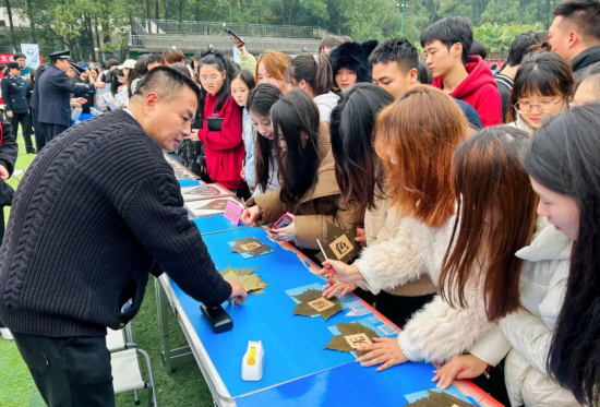 图为叶雕技艺非遗传承人、最美禁毒人陈力指导同学们制作禁毒主题作品。重庆市北碚区公安分局供图 图为叶雕技艺非遗传承人、最美禁毒人陈力指导同学们制作禁毒主题作品。重庆市北碚区公安分局供图