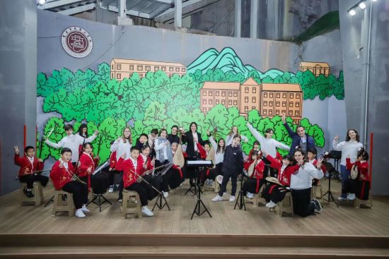 图为师生体验中国传统乐器。重庆市巴蜀小学校供图 图为师生体验中国传统乐器。重庆市巴蜀小学校供图