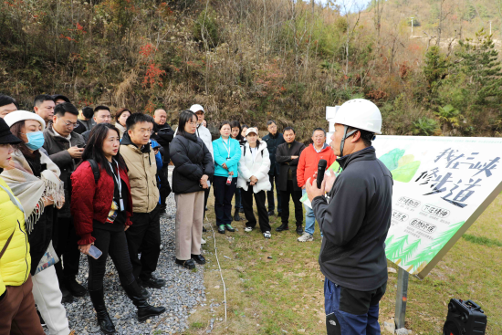 图为体验“我在三峡修步道”精品研学项目。王忠虎 摄 图为体验“我在三峡修步道”精品研学项目。王忠虎 摄
