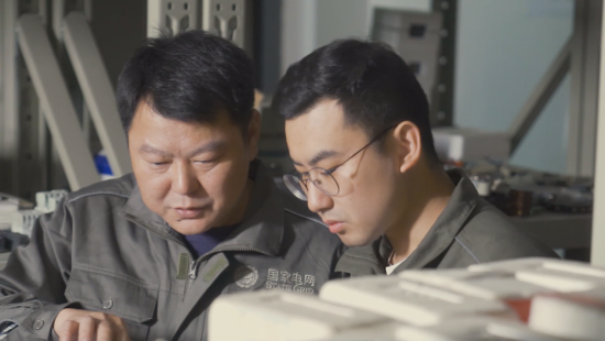 图为陈向全(左)和同事正在工作中。国网重庆市电力公司市北供电分公司 供图 图为陈向全(左)和同事正在工作中。国网重庆市电力公司市北供电分公司 供图