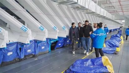 图为国际青年们现场参观。郭志花 摄 图为国际青年们现场参观。郭志花 摄