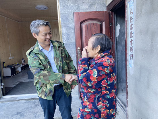 李登科看望白内障手术后的张家村村民张翠兰。李登科供图 李登科看望白内障手术后的张家村村民张翠兰。李登科供图