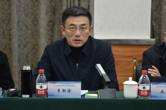 图为重庆市委教育工委委员、市教委副主任李劲渝致辞。陈海东 摄 图为重庆市委教育工委委员、市教委副主任李劲渝致辞。陈海东 摄