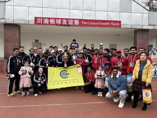 图为川渝板球友谊赛后双方队员合影。重庆市板球协会供图 图为川渝板球友谊赛后双方队员合影。重庆市板球协会供图