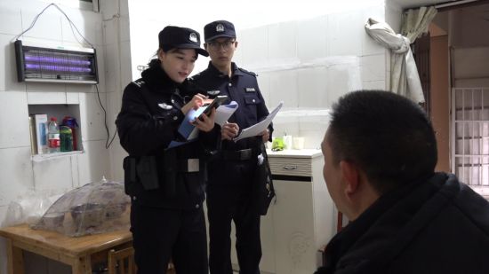 图为民警在“一标三实”入户采集信息。贾楠 摄 图为民警在“一标三实”入户采集信息。贾楠 摄