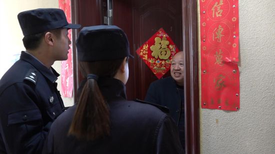图为民警在“一标三实”入户采集信息。贾楠 摄 图为民警在“一标三实”入户采集信息。贾楠 摄
