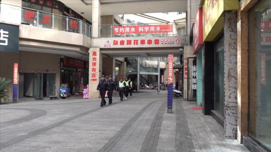图为巫溪义警正在巡逻。贾楠 摄 图为巫溪义警正在巡逻。贾楠 摄