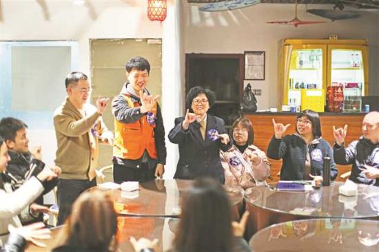 聋人朋友和公益体验官一起分享交流。 聋人朋友和公益体验官一起分享交流。