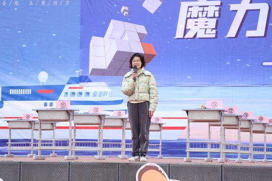 图为江津区双福第四小学校长张敏致辞。范远峰 摄 图为江津区双福第四小学校长张敏致辞。范远峰 摄