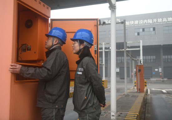 图为电力公司工作人员在重庆公路物流基地检查电网运行情况。周毅 摄 图为电力公司工作人员在重庆公路物流基地检查电网运行情况。周毅 摄