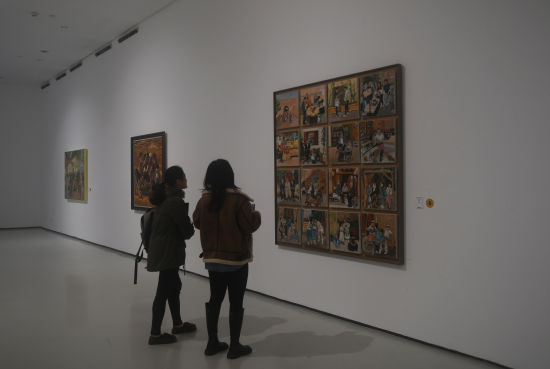 图为市民参观展览。周毅 摄 图为市民参观展览。周毅 摄