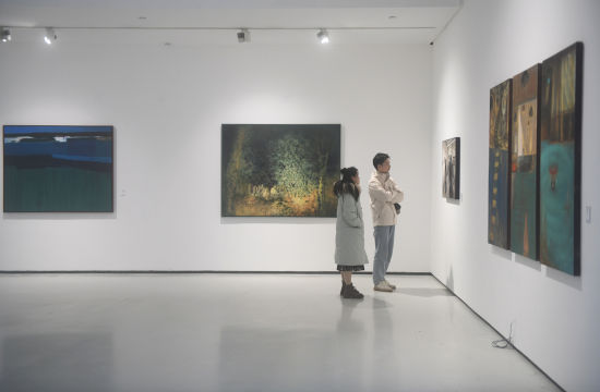 图为精美画作吸引参观者驻足。周毅 摄 图为精美画作吸引参观者驻足。周毅 摄