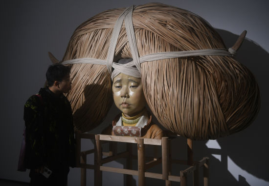 图为市民参观展览。周毅 摄 图为市民参观展览。周毅 摄