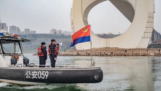 图为民警正在巡逻守护市民安全。重庆水警供图 图为民警正在巡逻守护市民安全。重庆水警供图