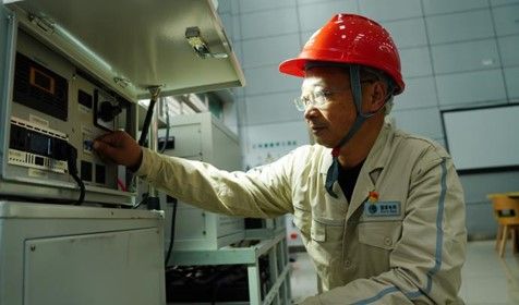 图为瞿秀泉在劳模工作室检查静音式移动电源运行情况。万雪莲 摄 图为瞿秀泉在劳模工作室检查静音式移动电源运行情况。万雪莲 摄