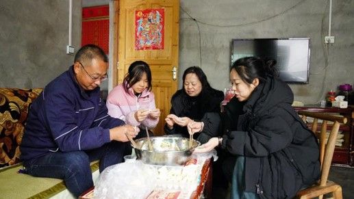 图为瞿秀泉(左一)与秀山阳光爱心小组成员看望受助的孩子,并一起包饺子。 万雪莲 摄 图为瞿秀泉(左一)与秀山阳光爱心小组成员看望受助的孩子,并一起包饺子。 万雪莲 摄