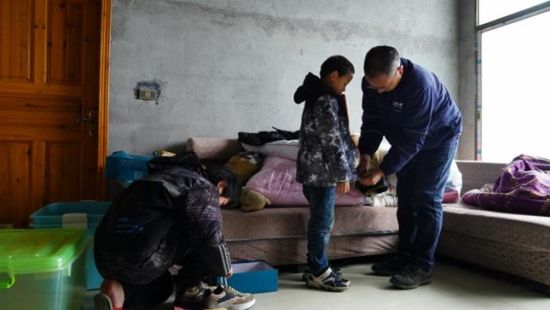 图为瞿秀泉(右一)为受助的孩子们送去被子、衣服、鞋子等暖冬物资。万雪莲 摄 图为瞿秀泉(右一)为受助的孩子们送去被子、衣服、鞋子等暖冬物资。万雪莲 摄