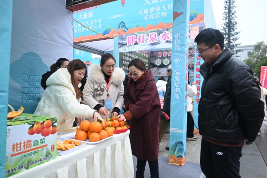 图为市民在选购柑橘。张旭 摄 图为市民在选购柑橘。张旭 摄