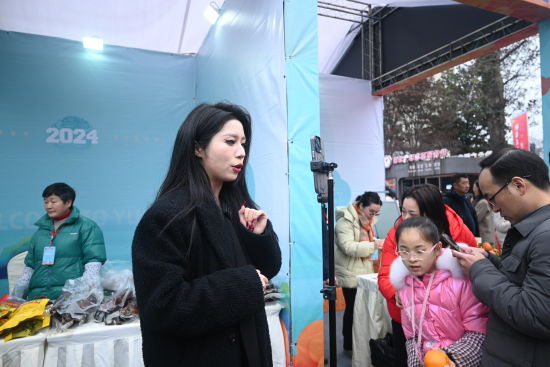 图为一女主播在现场直播。张旭 摄 图为一女主播在现场直播。张旭 摄