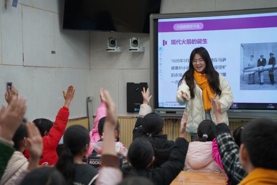 图为实践队成员为孩子们讲解火箭知识。张子涵 摄 图为实践队成员为孩子们讲解火箭知识。张子涵 摄