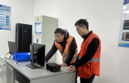 图为工作人员作业前进行调阅分析。胡春林 摄 图为工作人员作业前进行调阅分析。胡春林 摄