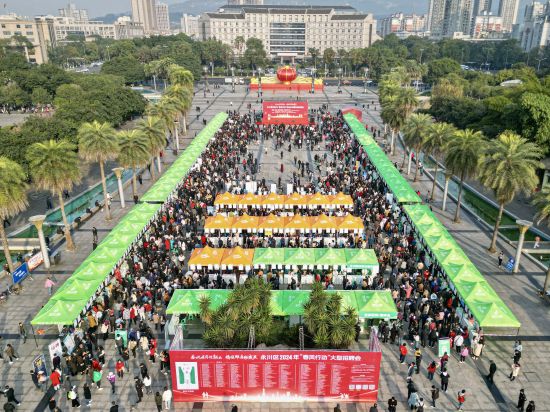 图为招聘现场。受访者供图 图为招聘现场。受访者供图