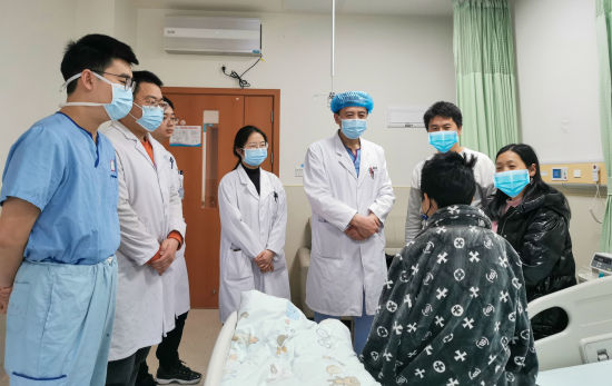 图为医生与患者交流。重庆医科大学附属儿童医院供图 图为医生与患者交流。重庆医科大学附属儿童医院供图