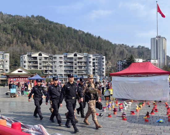 图为重庆市酉阳县特警大队会同武警中队开展联勤巡防。重庆市酉阳县公安局供图 图为重庆市酉阳县特警大队会同武警中队开展联勤巡防。重庆市酉阳县公安局供图