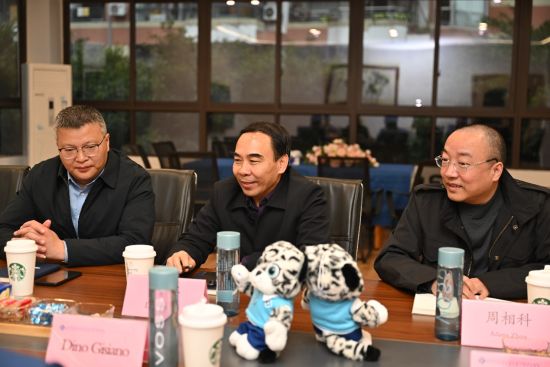28日,上海合作组织国家多功能经贸平台教育工作联盟主席邓睿一行调研重庆市诺林巴蜀外籍人员子女学校。诺林巴蜀供图 28日,上海合作组织国家多功能经贸平台教育工作联盟主席邓睿一行调研重庆市诺林巴蜀外籍人员子女学校。诺林巴蜀供图