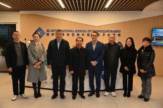 28日,上海合作组织国家多功能经贸平台教育工作联盟主席邓睿一行调研重庆市诺林巴蜀外籍人员子女学校。诺林巴蜀供图 28日,上海合作组织国家多功能经贸平台教育工作联盟主席邓睿一行调研重庆市诺林巴蜀外籍人员子女学校。诺林巴蜀供图