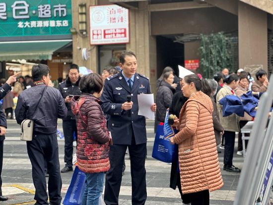 图为民警向市民讲解反诈知识。 鸳鸯派出所 供图 图为民警向市民讲解反诈知识。 鸳鸯派出所 供图