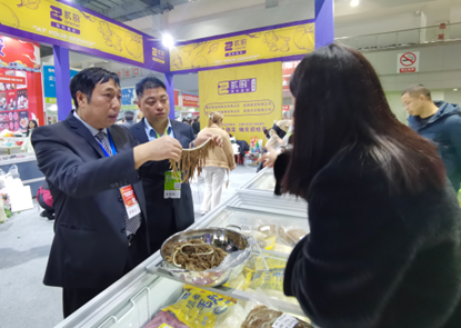 图为博览会现场工作人员为市民展示毛肚食材。薛成毅 摄 图为博览会现场工作人员为市民展示毛肚食材。薛成毅 摄