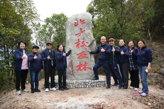 图为北大校友坚持十四年植树。陈超 摄 图为北大校友坚持十四年植树。陈超 摄