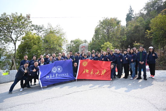 图为北大校友坚持十四年植树。陈超 摄 图为北大校友坚持十四年植树。陈超 摄