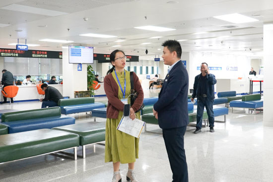 图为体验员向工作人员咨询业务。南岸区政务服务中心 供图 图为体验员向工作人员咨询业务。南岸区政务服务中心 供图