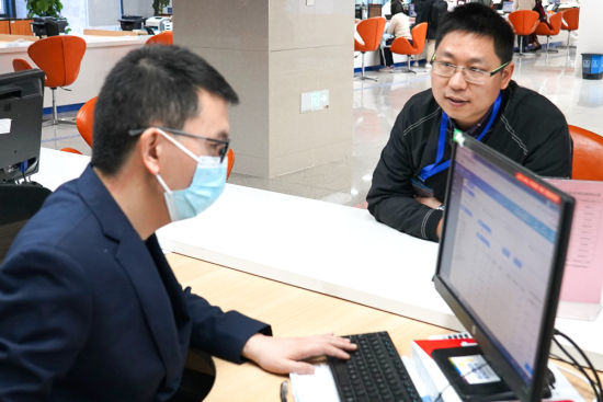 图为体验员体验办事流程。南岸区政务服务中心 供图 图为体验员体验办事流程。南岸区政务服务中心 供图