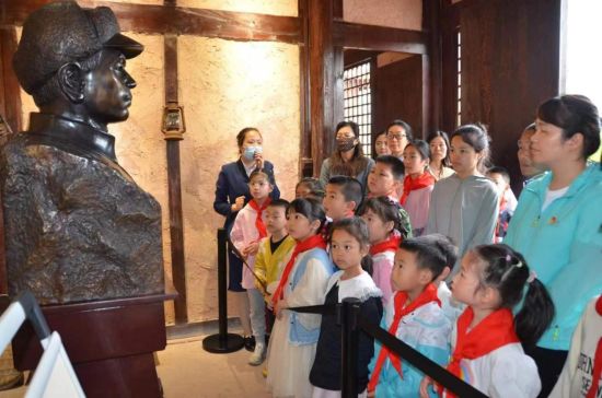 图为亲子家庭走进邱少云故居缅怀革命先烈。铜梁区委宣传部供图 图为亲子家庭走进邱少云故居缅怀革命先烈。铜梁区委宣传部供图