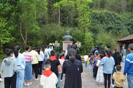 图为亲子家庭在邱少云塑像前默哀、敬献鲜花。铜梁区委宣传部供图 图为亲子家庭在邱少云塑像前默哀、敬献鲜花。铜梁区委宣传部供图