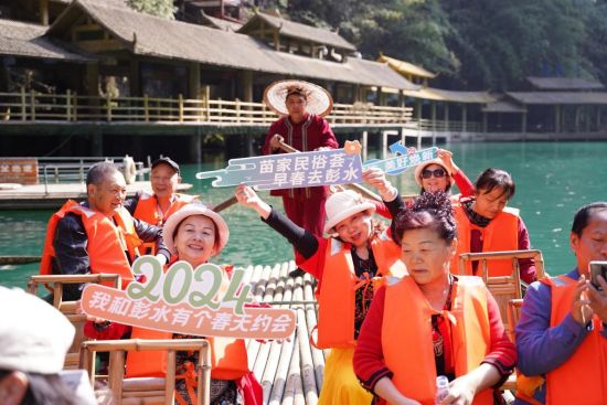 图为游客泛舟阿依河。贺加贝 摄 图为游客泛舟阿依河。贺加贝 摄