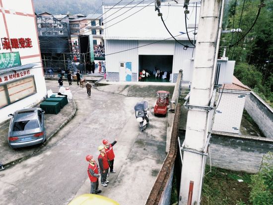 图为国网石柱供电公司为茶厂新增的1台100千伏安变压器。王紫晗 摄 图为国网石柱供电公司为茶厂新增的1台100千伏安变压器。王紫晗 摄
