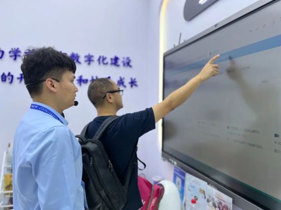图为体验区吸引民众体验。主办方供图 图为体验区吸引民众体验。主办方供图