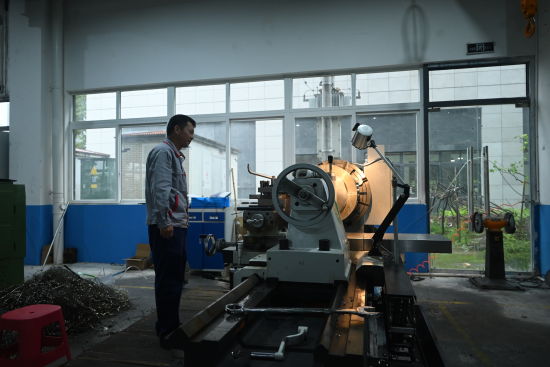 图为一工人在阀门生产线上忙碌。张旭 摄 图为一工人在阀门生产线上忙碌。张旭 摄