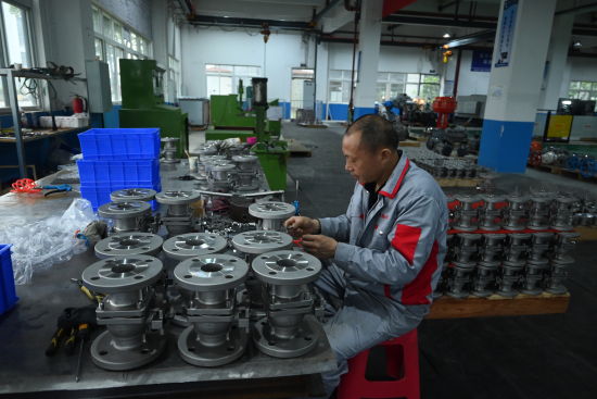 图为工人在阀门生产线上忙碌。张旭 摄 图为工人在阀门生产线上忙碌。张旭 摄