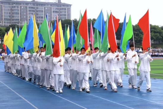 图为彩旗方队进场。重庆电视台《教育新视界》栏目供图 图为彩旗方队进场。重庆电视台《教育新视界》栏目供图