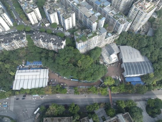 图为俯瞰视角下的27号线南坪站项目工地。中建五局 供图 图为俯瞰视角下的27号线南坪站项目工地。中建五局 供图