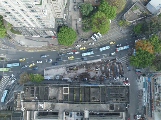 图为俯瞰视角下的27号线南坪站4号安全口施工现场。中建五局 供图 图为俯瞰视角下的27号线南坪站4号安全口施工现场。中建五局 供图