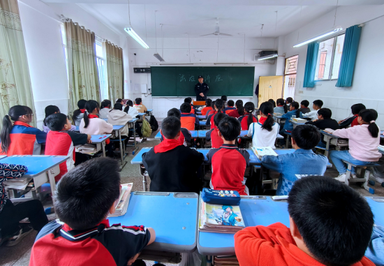 图为马可正在为学生开展法治讲座。受访者供图 图为马可正在为学生开展法治讲座。受访者供图