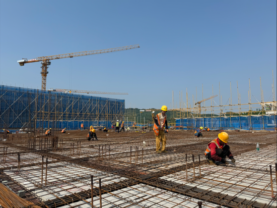 图为工人正在进行钢筋绑扎作业。中建八局 供图 图为工人正在进行钢筋绑扎作业。中建八局 供图