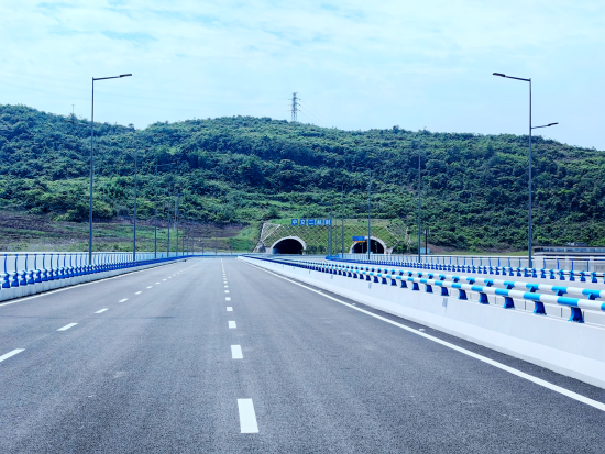 图为中央公园西路北拓段道路。 张燕 摄 图为中央公园西路北拓段道路。 张燕 摄