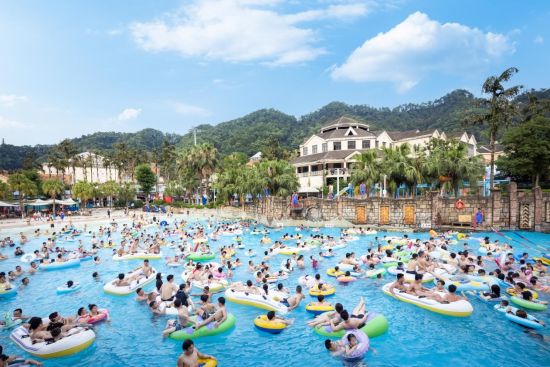 图为游客在海浪谷冲浪。肖江川 摄 图为游客在海浪谷冲浪。肖江川 摄
